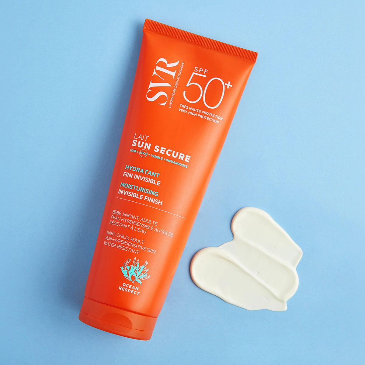 Pomarańczowa tubka kremu SVR Sun Secure SPF50+ z białą próbką mleczka na jasnoniebieskim tle.