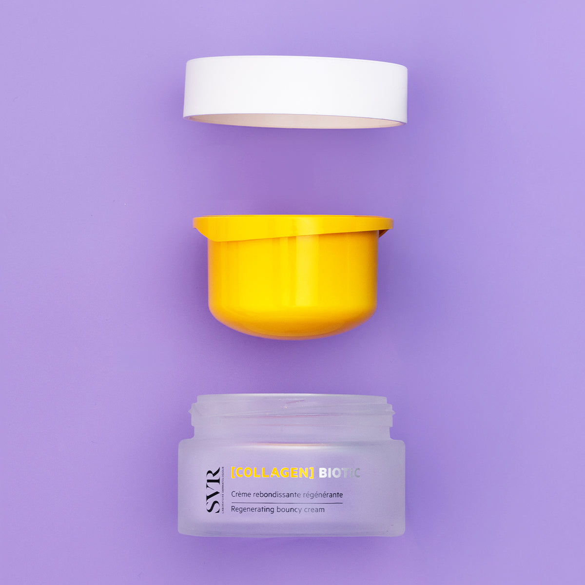 Słoiczek kremu SVR [COLLAGEN] BIOTIC z otwartą żółtą nakrętką i białym wieczkiem na fioletowym tle.