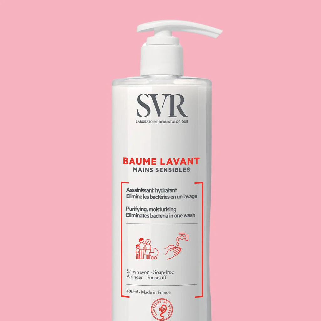 Biała butelka z pompką SVR Baume Lavant Mains Sensibles o pojemności 400 ml na różowym tle.